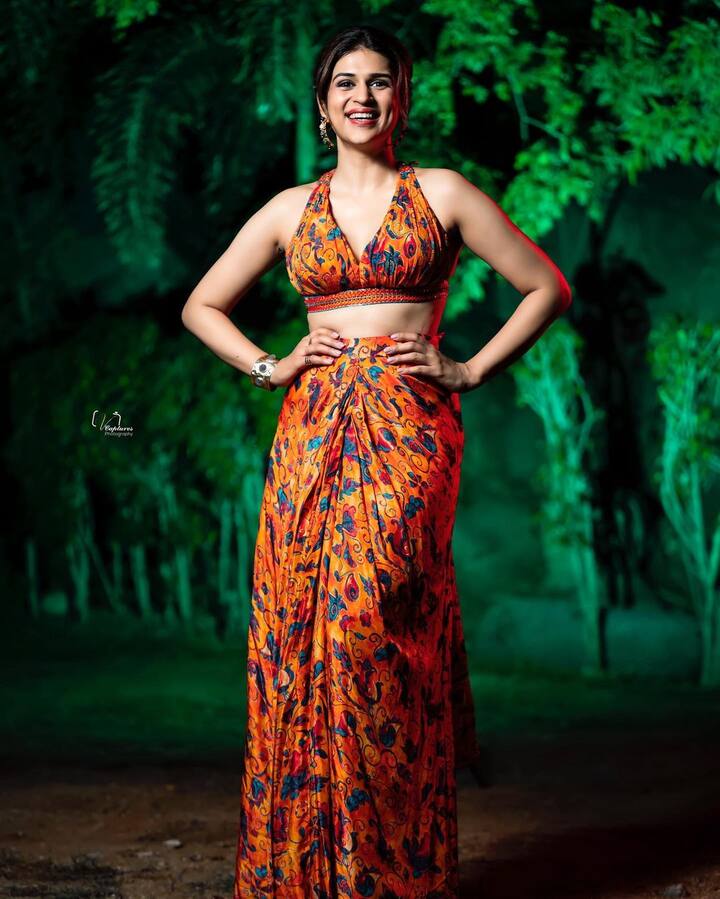 શ્રદ્ધા દાસે પોતાના શાનદાર અભિનયથી લાખો લોકોનું દિલ જીત્યું છે.   શ્રદ્ધા દાસ સોશિયલ મીડિયા પર પોતાની ગ્લેમરસ તસવીરો શેર કરે છે. ચાહકો માટે અવારનવાર હોટ તસવીરો પોસ્ટ કરતી રહે છે.  શ્રદ્ધા પોતાની બિકિની તસવીરોને લઈને પણ ચર્ચામાં રહે છે.