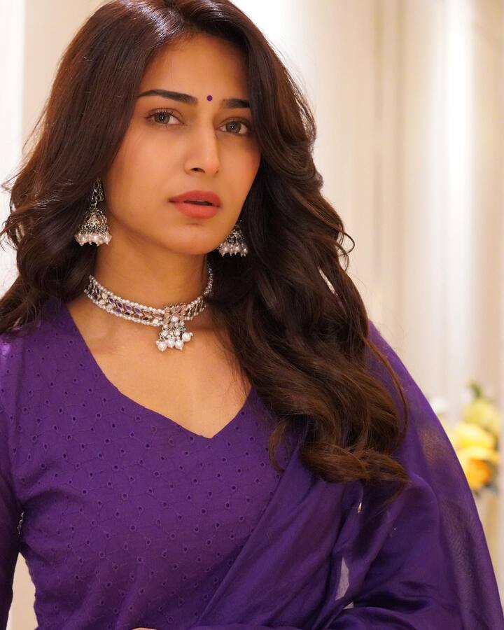पर्पल कलर के शरारा सेट के साथ एरिका फर्नांडिस ने सफेद मोतियों वाला मिनिमल चोकर और झुमके पहन रखे हैं, जो उनकी खूबसूरती में चार-चांद लगा रहे हैं.