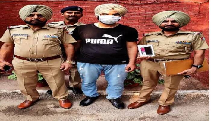 Punjab police Dismissed constable Lovepreet Singh arrested in Chandigarh In the case of Mobile phone theft ਮੋਬਾਈਲ ਫ਼ੋਨ ਚੋਰੀ ਦੇ ਮਾਮਲੇ 'ਚ ਪੰਜਾਬ ਪੁਲਿਸ ਦਾ ਬਰਖ਼ਾਸਤ ਕਾਂਸਟੇਬਲ ਚੰਡੀਗੜ੍ਹ 'ਚ ਗ੍ਰਿਫ਼ਤਾਰ , ਪਹਿਲਾਂ ਵੀ 2 ਮਾਮਲੇ ਦਰਜ