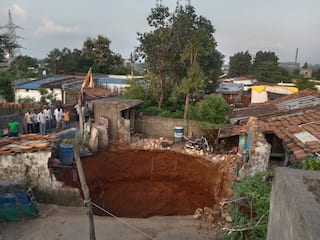 Chandrapur News : भुस्खलनाचा धोका असलेली 160 कुटुंब स्थलांतरीत, दैनंदिन गरजा भागविण्यासाठी निधी देण्याचे वेकोलीला निर्देश