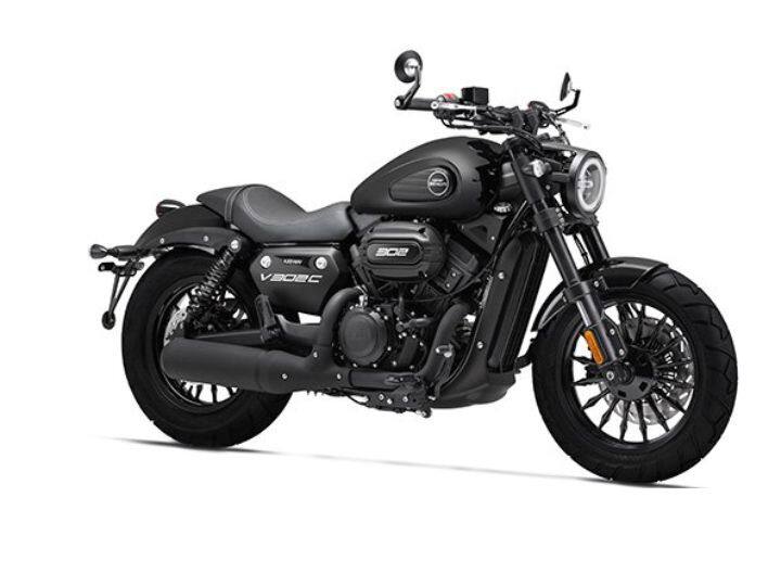 सुरक्षेसाठी बाईकच्या पुढच्या बाजूला 300 mm आणि मागच्या बाजूला 240 mm चा डिस्क ब्रेक आहे. तसेच बाईकच्या मागे आणि पुढे 120/80-16 आणि  150/80-15 सेक्शन टायर देण्यात आले आहेत.