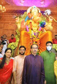 Ganeshotsav Celebration : शिवसेना पक्षप्रमुख उद्धव ठाकरे लालबागच्या चरणी, सहकुटुंब घेतले दर्शन