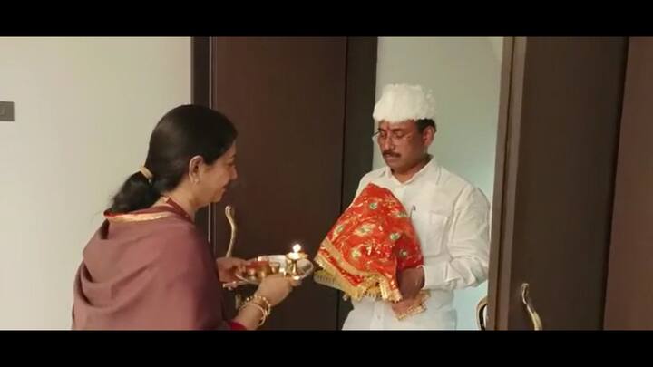 राष्ट्रवादीचे नेते माजी मंत्री राजेश टोपे यांच्या घरी गणरायाचं आगमन झालं.