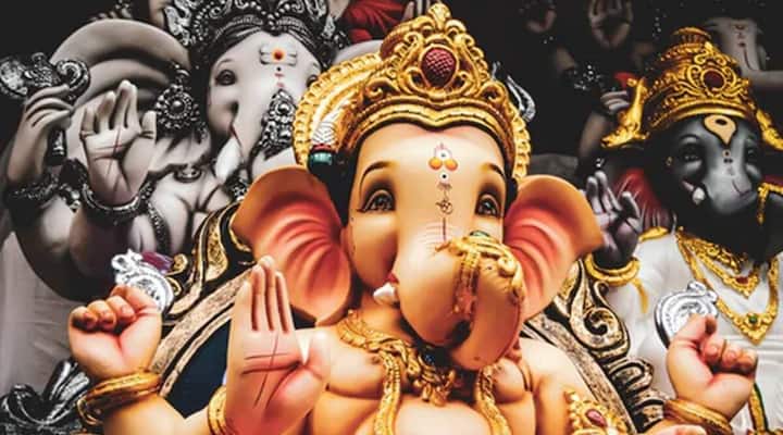 જ્યારે વેદ વ્યાસે જોયું કે ગણપતિના શરીરનું તાપમાન હજુ પણ ઘણું વધારે છે અને તેના શરીર પરની માટી સુકાઈ રહી છે અને પડી રહી છે, ત્યારે વેદ વ્યાસે તેને જળમાં અર્પણ કર્યાં. આ દસ દિવસો દરમિયાન વેદ વ્યાસે ગણેશજીને ખાવા માટે વિવિધ વસ્તુઓ આપી. તેથી ગણેશ ચતુર્થી પર ગણેશની સ્થાપના કરવામાં આવે છે અને 10 દિવસ સુધી મન, વચન, કાર્ય અને ભક્તિથી તેમની પૂજા કર્યા પછી અનંત ચતુર્દશીએ વિસર્જન કરવામાં આવે છે.