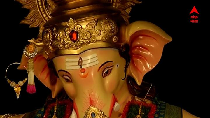 देशभरात प्रसिद्ध असलेला गणेशगल्लीचा गणपती म्हणजेच, मुंबईचा राजाची प्रतिष्ठापना झाली.