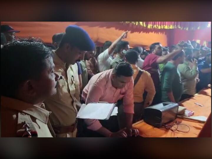 हा देखावा चर्चेचा विषय ठरला होता. या देखाव्यामुळे कायदा सुव्यवस्थेची परिस्थिती निर्माण होऊ नये यासाठी पोलिसांनी आक्षेप घेत या देखाव्यावर आज पहाटेच्या सुमारास कारवाई करत देखाव्याची सामुग्री जप्त केली.