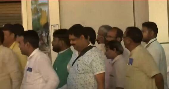 रायपुर पहुंचे JMM-Congress के 31 विधायक, CM Bhupesh Baghel ने की मुलाकात