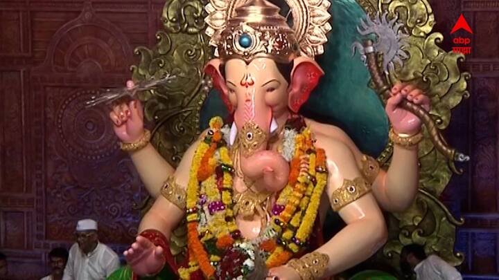 लालबागच्या राजा गणेशोत्सव मंडळानं राममंदिराचा देखावा उभारला आहे.