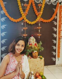 In Pics : सेलिब्रिटी कपलच्या घरी बाप्पाचं आगमन