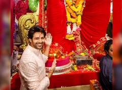Ganesh Chaturthi 2022: લાલબાગચા રાજાના દર્શને પહોંચ્યો Kartik Aryan, ફેંસ સાથે લીધી સેલ્ફી, જુઓ તસવીરો