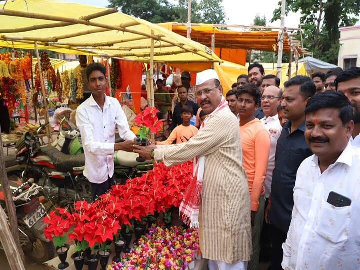 Ganesh Utsav 2022: राज्यभरात आज गणेशोत्सव साजरा केला जात असतानाच, कृषीमंत्री अब्दुल सत्तार यांनी सुद्धा यात सहभाग नोंदवला.