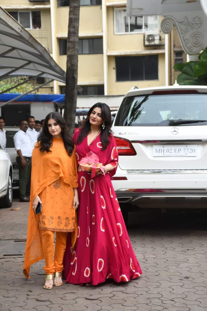 Ganesh Chaturthi 2022: हर साल शिल्पा शेट्टी बड़ी धूमधाम के साथ गणपति बप्पा का स्वागत करती हैं. उसी तरह इस बार भी अपने बच्चों वियान और समीशा के साथ पूरी रीति-रिवाज से गणपति बप्पा को अपने घर लेकर आईं. इस मौके पर रवीना टंडन अपनी बेटी राशा के साथ एक्ट्रेस शिल्पा शेट्टी के घर गणपति बप्पा के दर्शन के लिए पहुंची, जिसकी तस्वीरें सोशल मीडिया पर जमकर वायरल हो रही है.