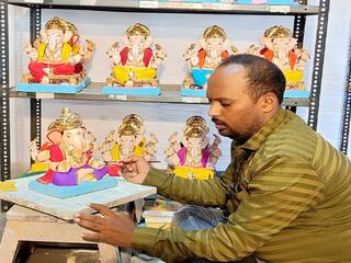 Ganesh festival 2022 : गणेशोत्सवानिमित्त बाजारपेठा सजल्या, फुल विक्रेत्यांसह मूर्ती व्यावसायिकांना मिळतोय चांगला प्रतिसाद