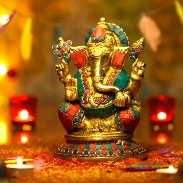 માટીના ગણેશ બનાવો-ધાર્મિક માન્યતા અનુસાર માટીના ગણેશની મૂર્તિ પાંચ તત્વો એટલે કે જમીન, જળ, વાયુ, અગ્નિ અને આકાશનું પ્રતિનિધિત્વ કરે છે, તેથી દરેક ઘર-પંડાલમાં માટીની સ્થાપના કરવી જોઈએ.ગણેશની પૂજા કરવાથી દરેક કાર્ય સિદ્ધ થાય છે.