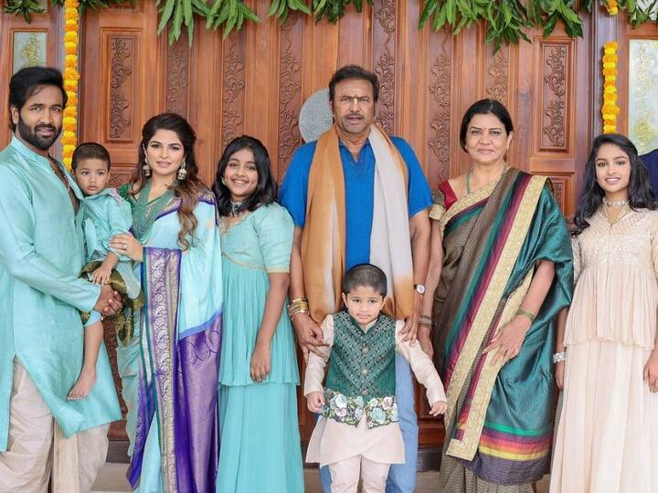 తన భార్యా, పిల్లలు, మనవళ్లతో పండుగ సెలబ్రేట్ చేసుకున్న మోహన్ బాబు. (Photo Courtesy: Social Media)
