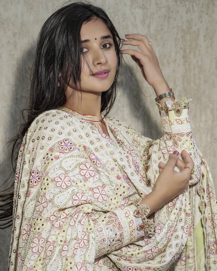 कनिका मान टीवी की पॉपुलर एक्ट्रेसेस में से एक हैं. वह स्टंट बेस्ड रियलिटी शो खतरों के खिलाड़ी 12 (Khatron Ke Khiladi 12) का भी हिस्सा रह चुकी हैं.