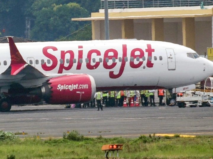 Spicejet Employees Not Getting Salaries On Time Airline Said Payments Made In Graded Format ANN SpiceJet: स्पाइसजेट कर्मचारियों को देरी से मिल रही सैलरी पर मचा बवाल, एयरलाइन ने दिया ये जवाब