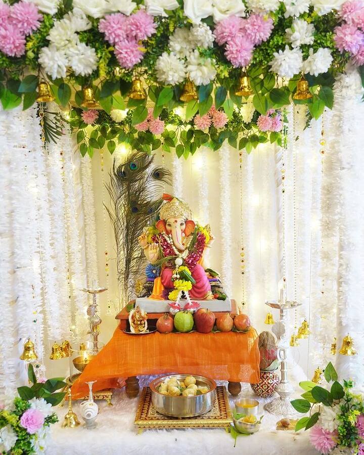 દિશાએ પોતાના ઘરમાં બાપ્પાના આસનને ફૂલો અને હારથી સજાવ્યું છે.