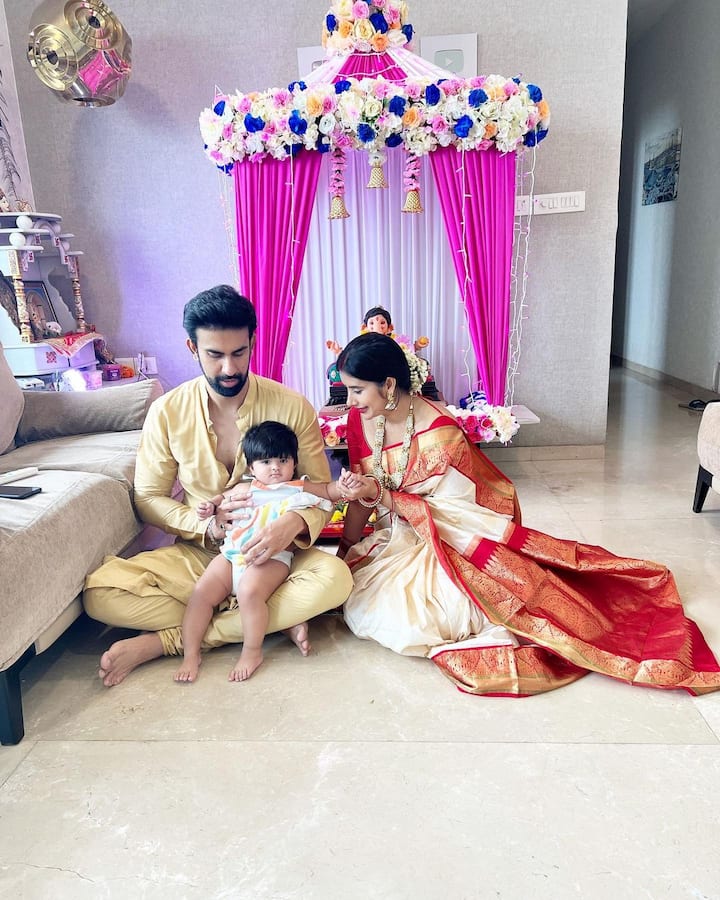 सोशल मीडिया पर फैंस ने चारू और राजीव को जमकर ट्रोल किया है. यूजर्स ने पूछा ये क्या नौटंकी है भाई? तो एक ने लिखा ये दोनों सुपर नौटंकी हैं जिन्होंने शादी को मजाक बनाकर रख दिया है.