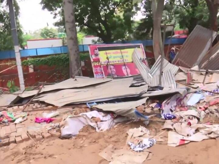 WATCH | Shops Outside Samajwadi Party HQ In Lucknow Razed With Bulldozer WATCH | Lucknow Civic Body Runs Bulldozer Over 'Illegal' Shops Outside Samajwadi Party HQ