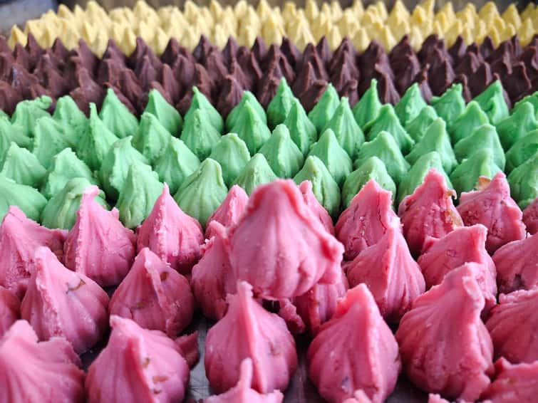 Maharashtra News Nashik News Flavor Modak' for Ganpati Bappa's Naivaidya in Nashik Ganesh Modak Flavors : मँगो मोदक, रोझ मोदक, पिस्ता मोदक!  नाशिकमध्ये बाप्पाच्या नैवैद्यासाठी 'फ्लेवर मोदक'