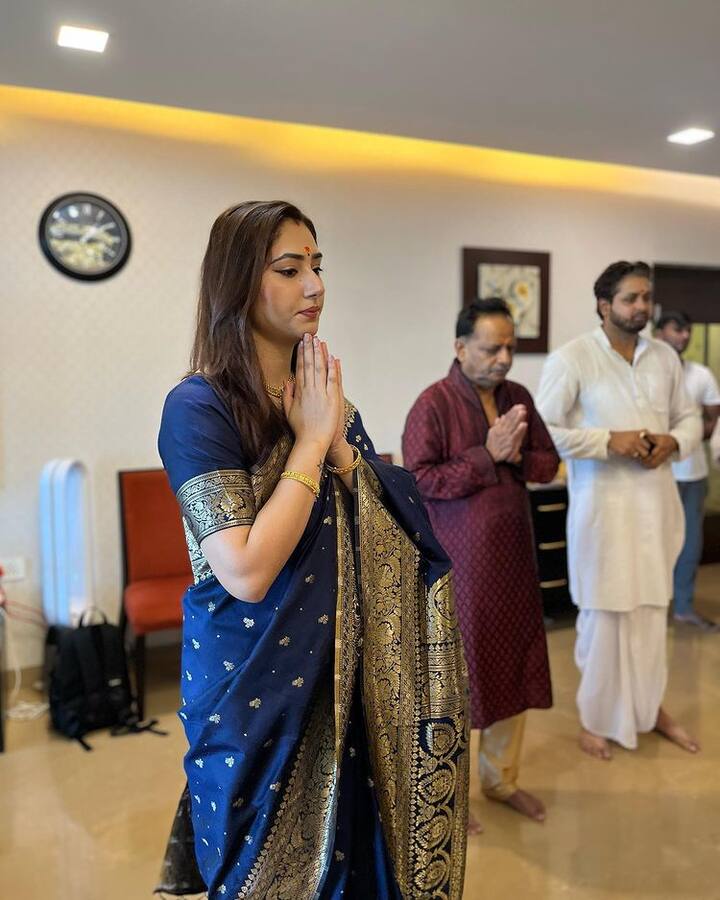 'બડે અચ્છે લગતે હૈ' અભિનેત્રીએ મહારાષ્ટ્રીયન સાડી પહેરી હતી જેમાં તે ખૂબસૂરત લાગી રહી હતી.
