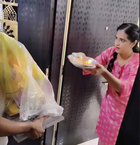शर्मिष्ठा राऊत आणि तेजस देसाईच्या घरी बाप्पा विराजमान झाले आहेत.