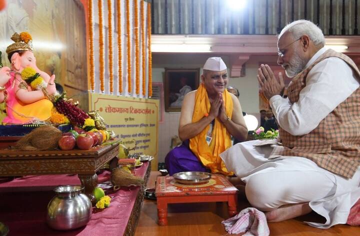 देशाचे पंतप्रधान नरेंद्र मोदी (PM Narendra Modi) यांनी बाप्पाची पूजा करतानाचा फोटो शेअर करत शुभेच्छा दिल्या आहेत.
