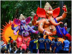 देशभर में गणेश चतुर्थी की धूम, सिद्धिविनायक मंदिर में आरती के दौरान उमड़ी श्रद्धालुओं की भीड़