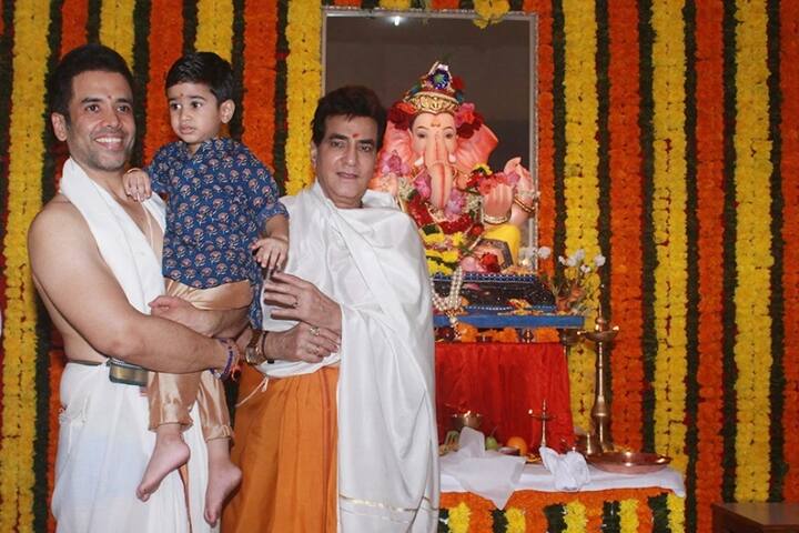 ટીવી ક્વીન એકતા કપૂરના ઘરની દરેક વ્યક્તિ ગણપતિ બાપ્પાના ભક્ત છે. એકતા દરેક નાના-મોટા કામ માટે ભગવાન ગણપતિના મંદિરે જાય છે. આવી સ્થિતિમાં ગણેશ ચતુર્થીના અવસર પર બાપ્પા પણ તેમના ઘરે આવે છે.