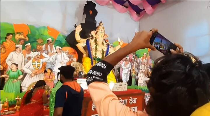 मिर्ची गल्लीचा राजा हा  पनवेल तालुक्यातील गणेशभक्तांचा आकर्षण बनला आहे. यादरम्यान गेल्या २० वर्षात या मंडळाने मुंबईतील नामांकित मूर्तिकार रमेश रावले, राजू शिंदे , राजन धाड, कुणाल पाटील यांच्याकडून देखील सुमारे 10 ते 14 फूट उंच मुर्त्या तयार करून आणण्यात आल्या आहेत.