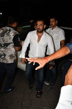 गणपति बप्पा का स्वागत करने बहन अर्पिता के घर Salman Khan ने ली ग्रैंड एंट्री, ये बॉलीवुड स्टार्स भी आए नजर