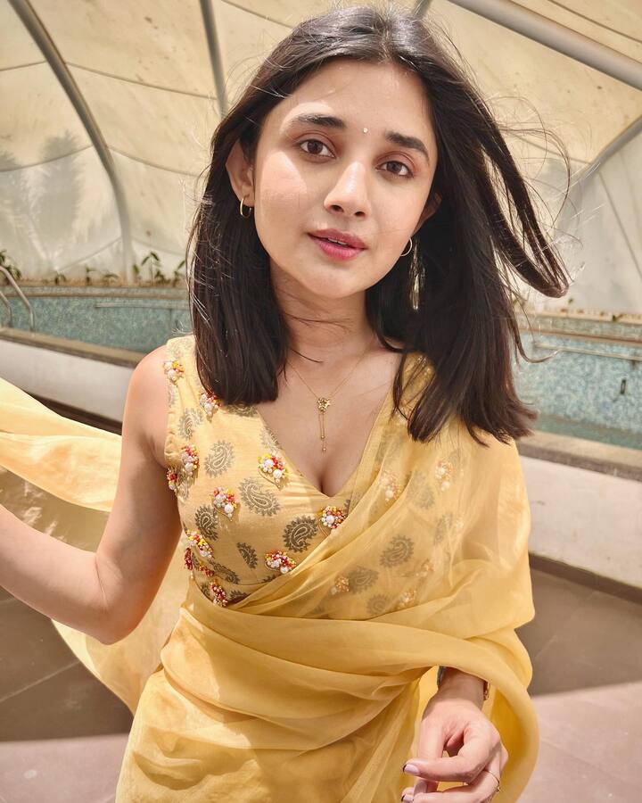 कनिका मान ने गणेश चतुर्थी के मौके पर इंस्टाग्राम अकाउंट पर तस्वीरें शेयर की हैं, जिसके साथ उन्होंने फैंस को विश किया है और बताया है कि, इस बार भी उनके यहां गणपति बप्पा नहीं आए हैं.