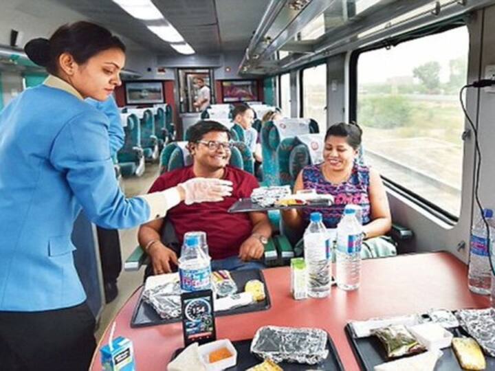 IRCTC Launches WhatsApp Food Delivery Facility for Railways Passengers using PNR Number IRCTC WhatsApp Food Delivery: రైలు ప్రయాణంలోనూ వాట్సాప్‌ ద్వారా ఫుడ్‌ ఆర్డర్‌ పెట్టొచ్చు.. కొత్త సేవ గురూ!