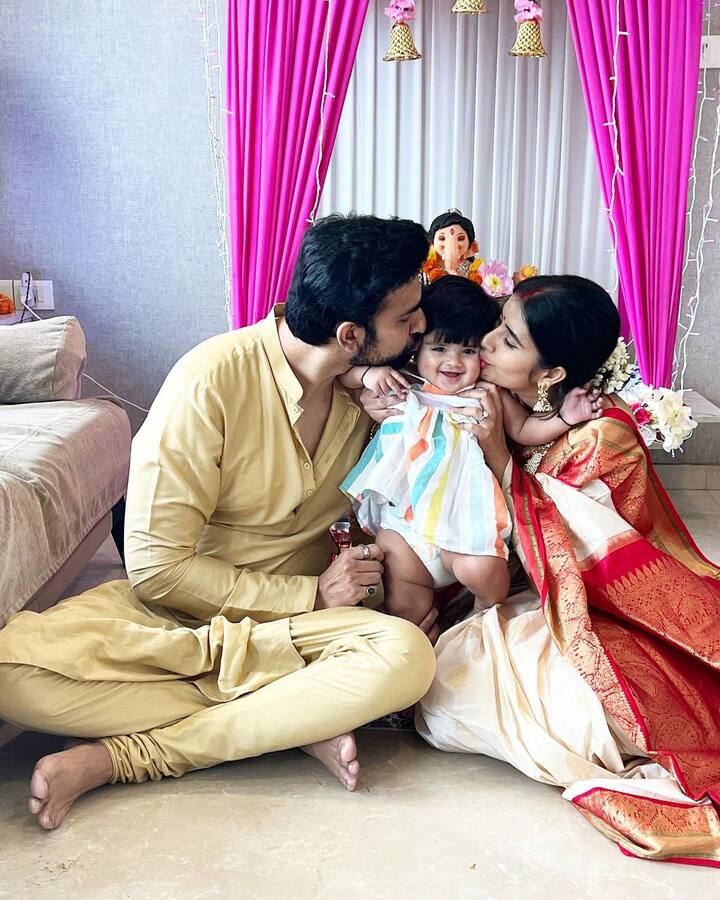 चारू ने अपने इंस्टाग्राम पर गणेश उत्सव की ये तस्वीरें शेयर की हैं. इसमें वह पति राजीव सेन और बेटी जियाना के साथ मस्ती करती नजर आ रही हैं. पूरा परिवार ट्रेडिशनल आइटफिट में है. चारू और राजीव अपनी बेटी जियाना पर प्यार लुटा रहे हैं.