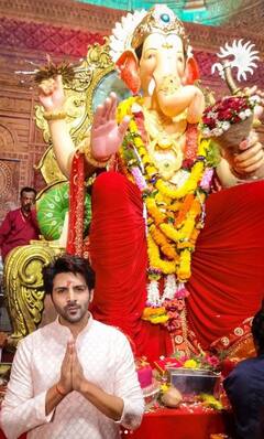 Ganesh Chaturthi 2022: લાલબાગચા રાજાના દર્શને પહોંચ્યો Kartik Aryan, ફેંસ સાથે લીધી સેલ્ફી, જુઓ તસવીરો