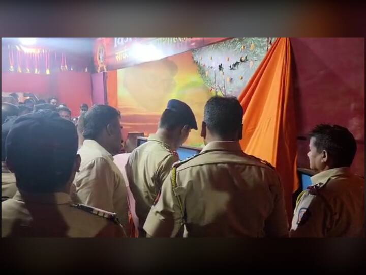 मुंबई आणि उपनगरातील प्रसिद्ध गणेश मंडळांपासून गल्लोगल्ली असलेल्या सार्वजनिक गणेश मंडळांमध्ये विविध विषयावरचे देखावे साकारले जातात. परंतु कल्याणमधील (Kalyan) विजय तरुण मंडळाने तयार केलेला देखावा चांगलाच चर्चेत होता.