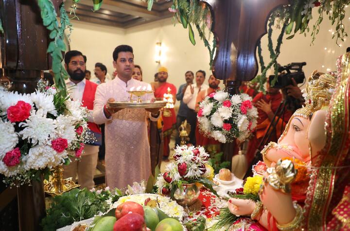 आरोग्य, शिक्षण, पर्यावरण अशा विविध विषयांवर गणेश मंडळांनी जनजागृती करावी, असं आवाहन देखील एकनाथ शिंदे यांनी केलं.