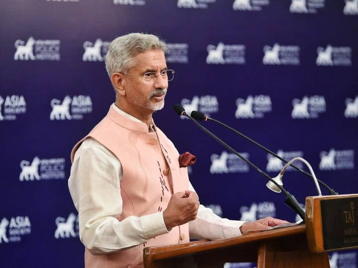 यह मंदिर 55,000 वर्ग मीटर भूमि पर बनेगा. इसे भारतीय कारीगरों द्वारा तराशा जाएगा और बाद में यूएई में विभिन्न हिस्सों को जोड़ा जाएगा. यह मध्य पूर्व में पहला पारंपरिक हिंदू मंदिर होगा. संयुक्त अरब अमीरात (UAE) की यात्रा के दौरान, जयशंकर (S. Jaishankar) अपने समकक्ष शेख अब्दुल्ला बिन जायद के साथ वार्ता करके दोनों देशों के बीच व्यापक रणनीतिक साझेदारी की समीक्षा करेंगे.