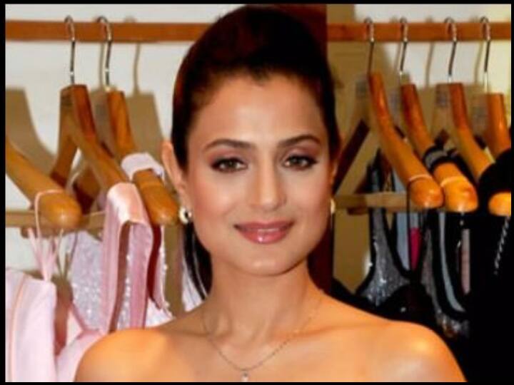 SC stays proceedings against Ameesha Patel for offence of cheating Ameesha Patel को सुप्रीम कोर्ट से राहत, धोखाधड़ी मामले पर आपराधिक कार्यवाही पर लगाई रोक