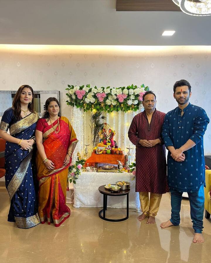 દિશા અને તેનો પતિ રાહુલ વૈઘ ગણેશ મહોત્સવના અવસર પર પરિવારમાં સુખ અને શાંતિ માટે ભગવાનને પ્રાર્થના કરતા જોવા મળી રહ્યા છે. દિશાની આ તસવીરો સોશિયલ મીડિયા પર વાયરલ થઈ રહી છે.