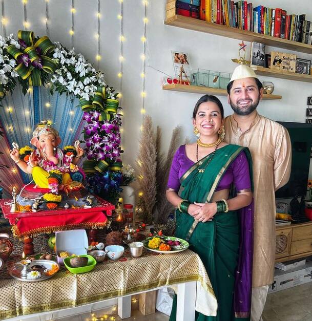 अभिनेत्री मिताली मयेकर आणि सिद्धार्थ चांदेकरच्या घरी बाप्पाचं दिमाखात स्वागत करण्यात आलं आहे.