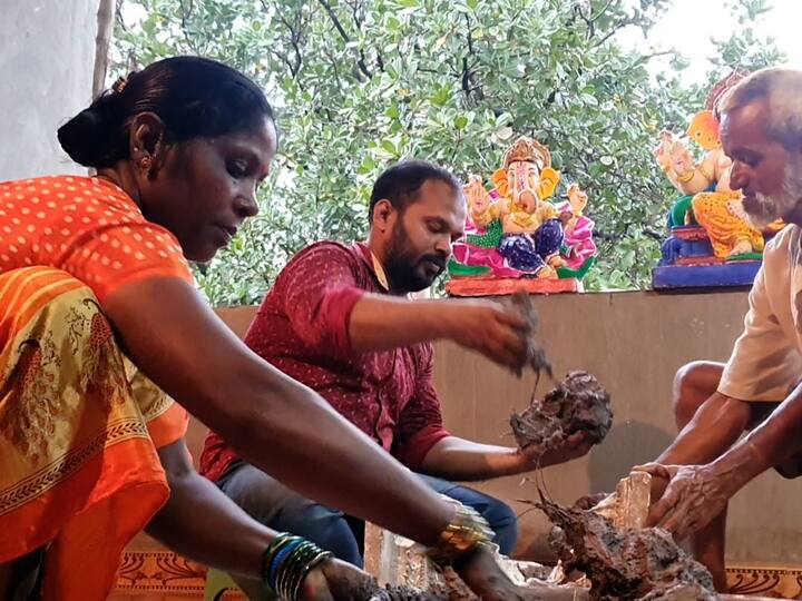 हाच विचार करुन वैभव चव्हाणने नवीन प्रयोग करुन गुणकारी शेवग्याचा पाला किंवा पावडर आणि दुर्वा मिश्रित गणेशमूर्ती साकारल्या आहे. या गणेश मूर्ती पाण्यात विसर्जित केल्या असता तिथलं पाणी दूषित न होता शुद्ध होतं.