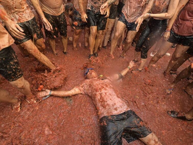 Tomatina Is Back In Spain After 2-Year Covid Hiatus. Bunol Town festival history Tomatina Is Back In Spain After 2 Covid Years! 130 Tonnes Of Tomatoes Paint Bunol Town Red