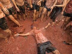 Tomatina Is Back In Spain After 2-Year Covid Hiatus. 130 Tonnes Of Tomatoes Paint Bunol Red