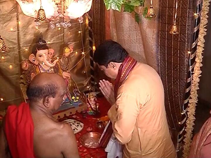 काँग्रेस प्रदेशाध्यक्ष नाना पटोले आपल्या घरी गणरायाचं स्वागत करताना