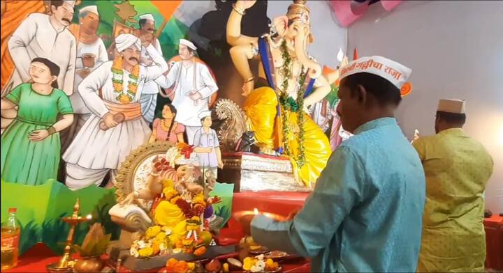 मुंबईतील परळ येथील मूर्तिकार कुणाल डिंगणकर यांनी ही मूर्ती तयार केली असून पिवळा पितांबर नेसला असनावर विराजमान असलेला विठुरायाची सुरेख मूर्ती गणेशभक्तांना आकर्षित करीत आहे.