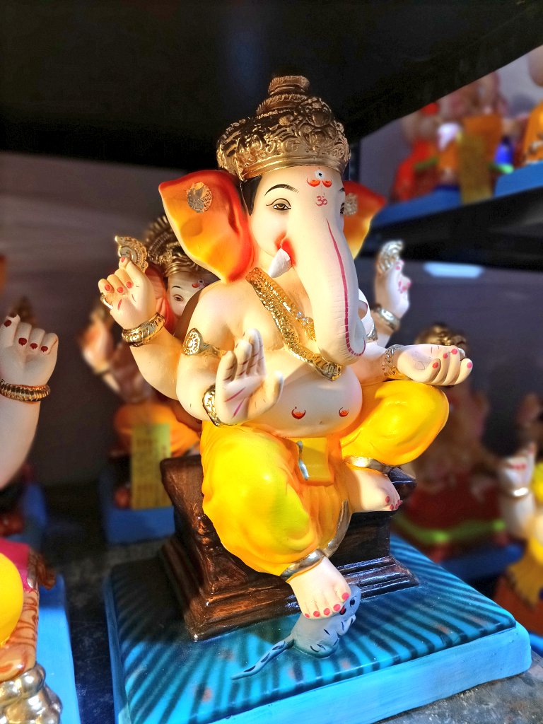 Ganesh festival 2022 : गणेशोत्सवानिमित्त बाजारपेठा सजल्या, फुल विक्रेत्यांसह मूर्ती व्यावसायिकांना मिळतोय चांगला प्रतिसाद