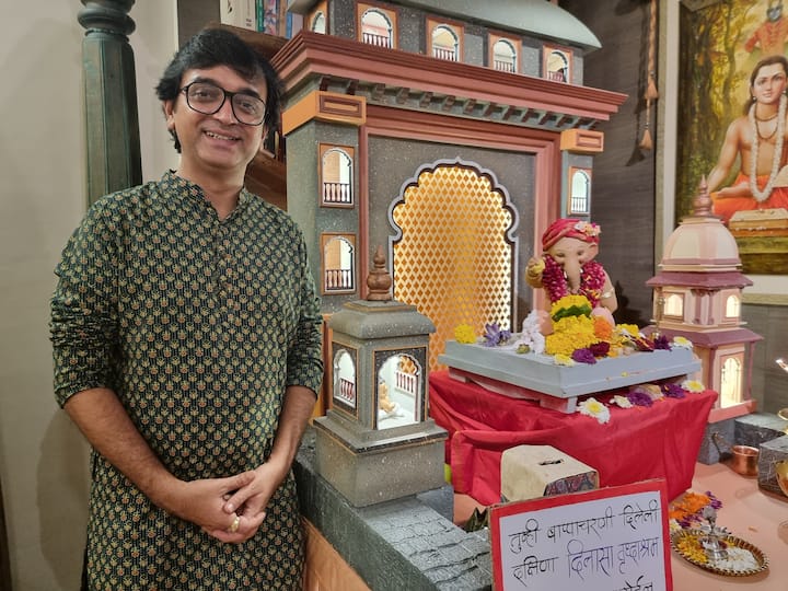 'गोजिरी', 'पांडू' अशा अनेक लोकप्रिय सिनेमांचा दिग्दर्शक विजू मानेच्या घरी गणपती बाप्पाचं आगमन झालं आहे.