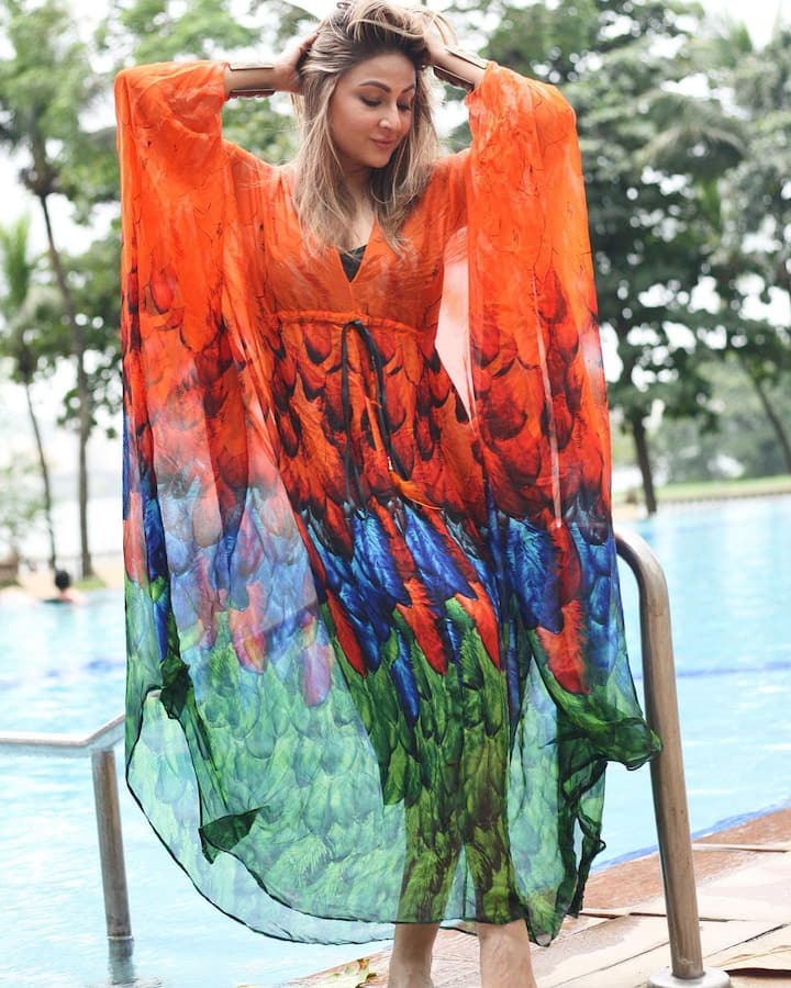 हाल ही में उर्वशी ढोलकिया ने इंस्टाग्राम पर कुछ तस्वीरें शेयर की हैं. इन तस्वीरों में मल्टीकलर प्रिंटेड कफ्तान पहने हुए दिखाई दे रही हैं.